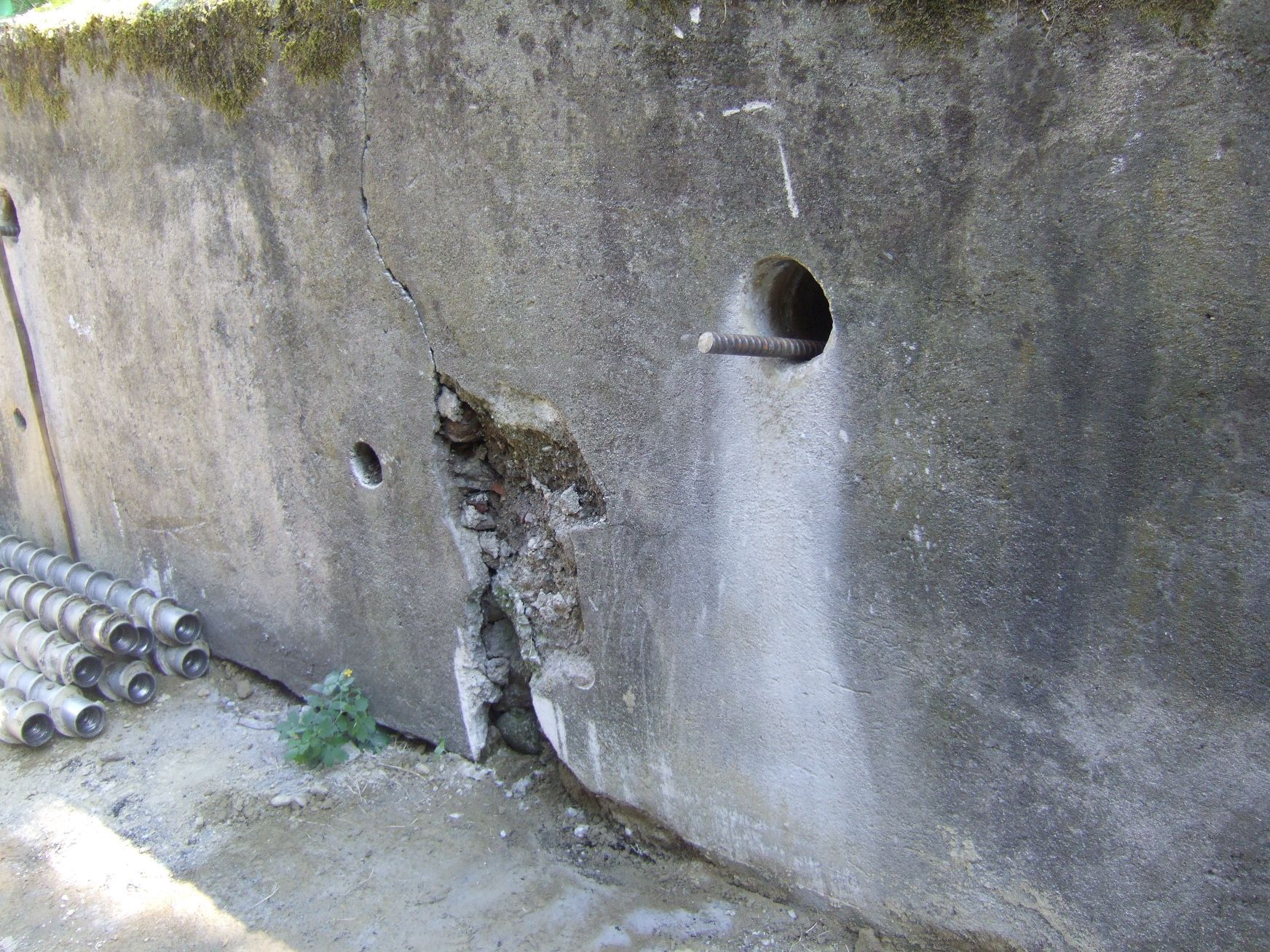 Un primo piano di un muro di cemento con un buco