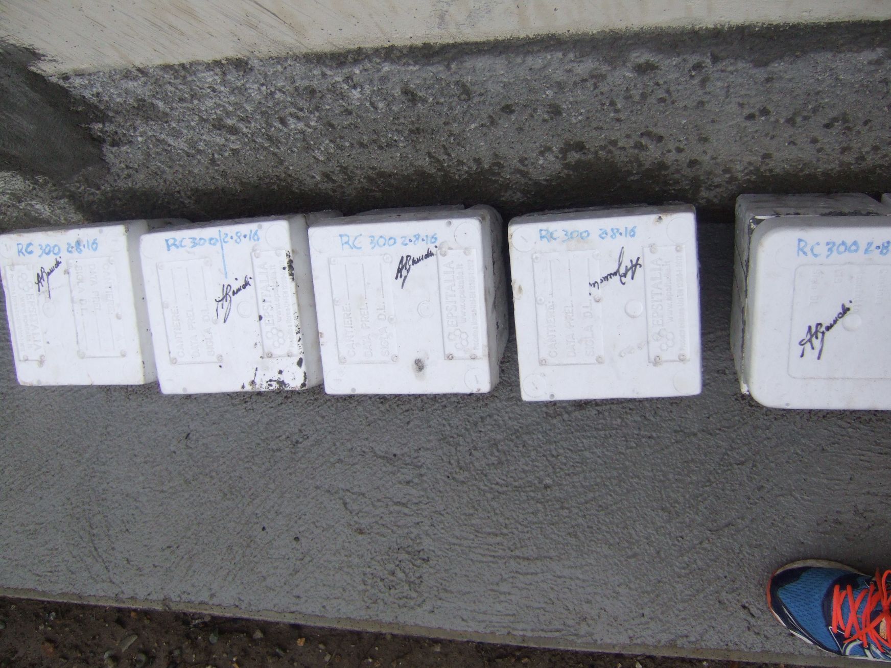 Una persona in piedi accanto a una fila di blocchi di polistirolo