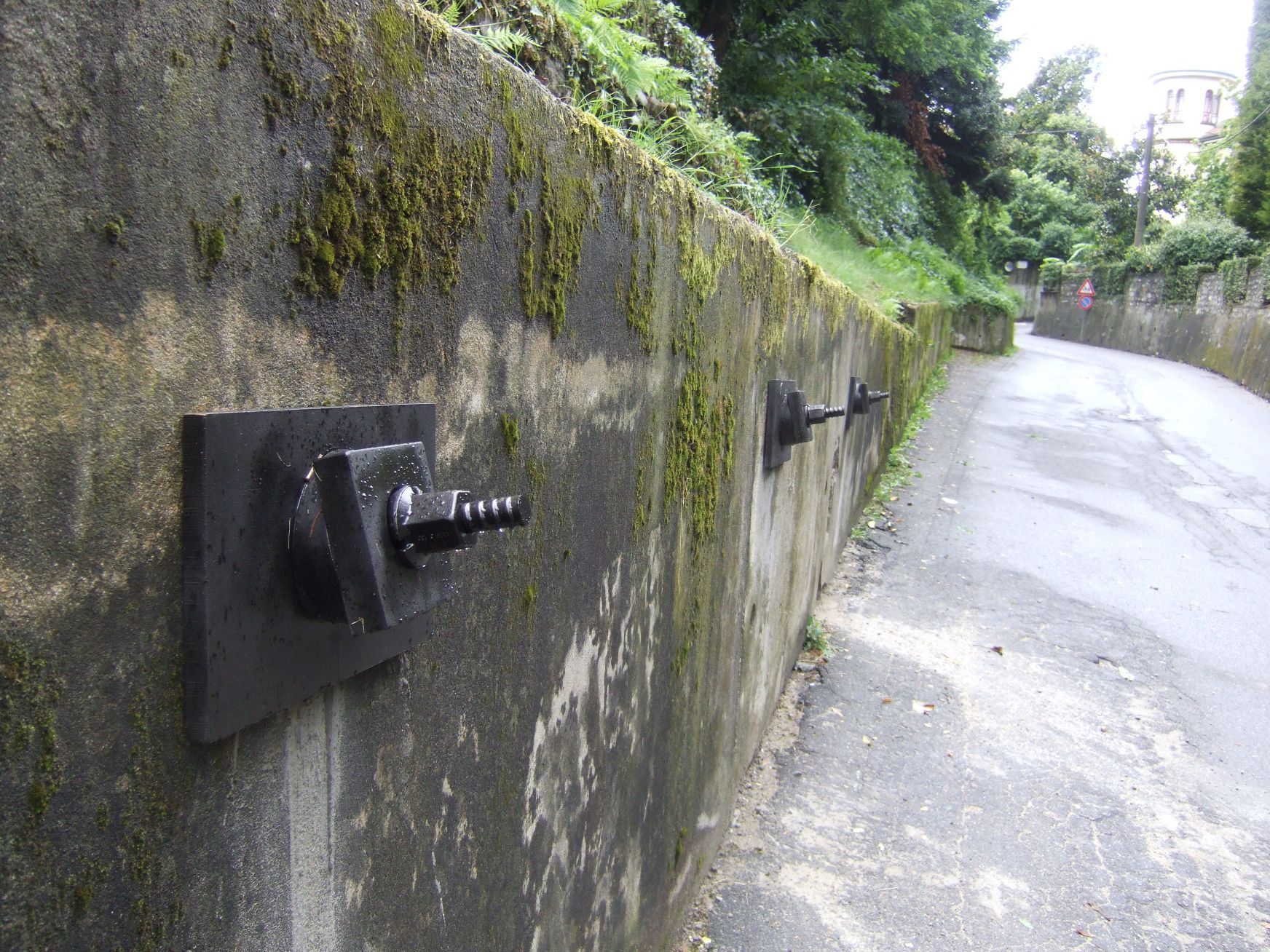 Un muro di cemento con viti attaccate