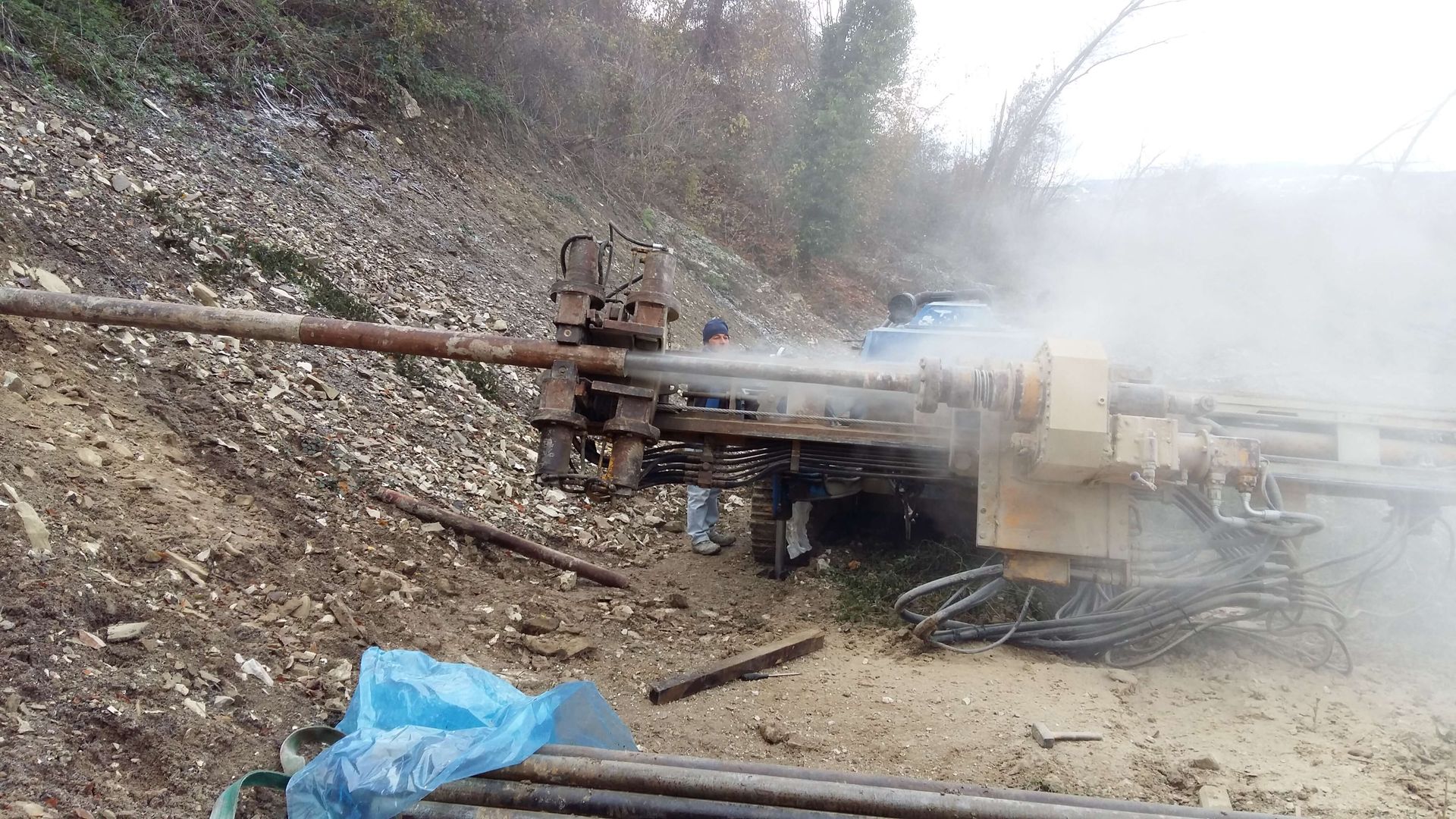 Una macchina sta perforando un buco nel terreno.
