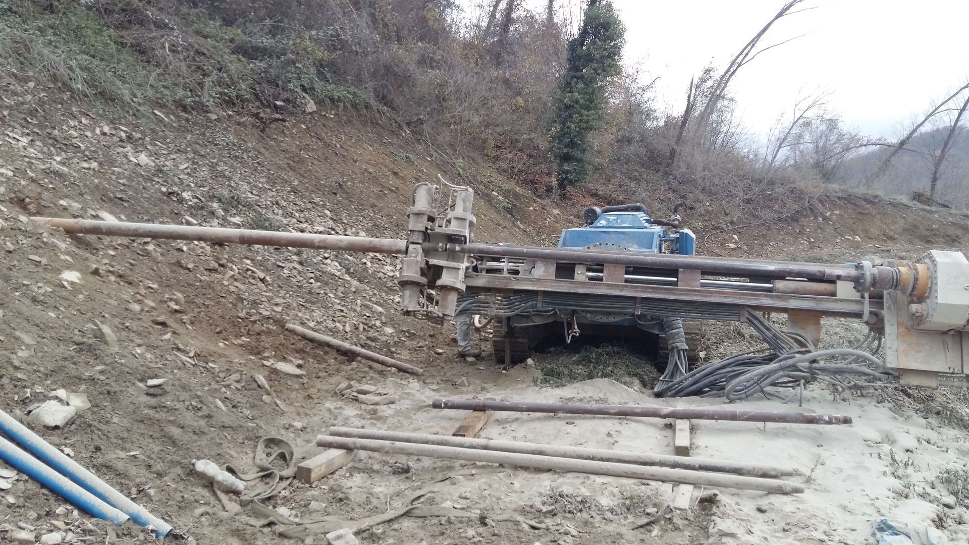Una grande macchina è parcheggiata in cima a una collina di terra.