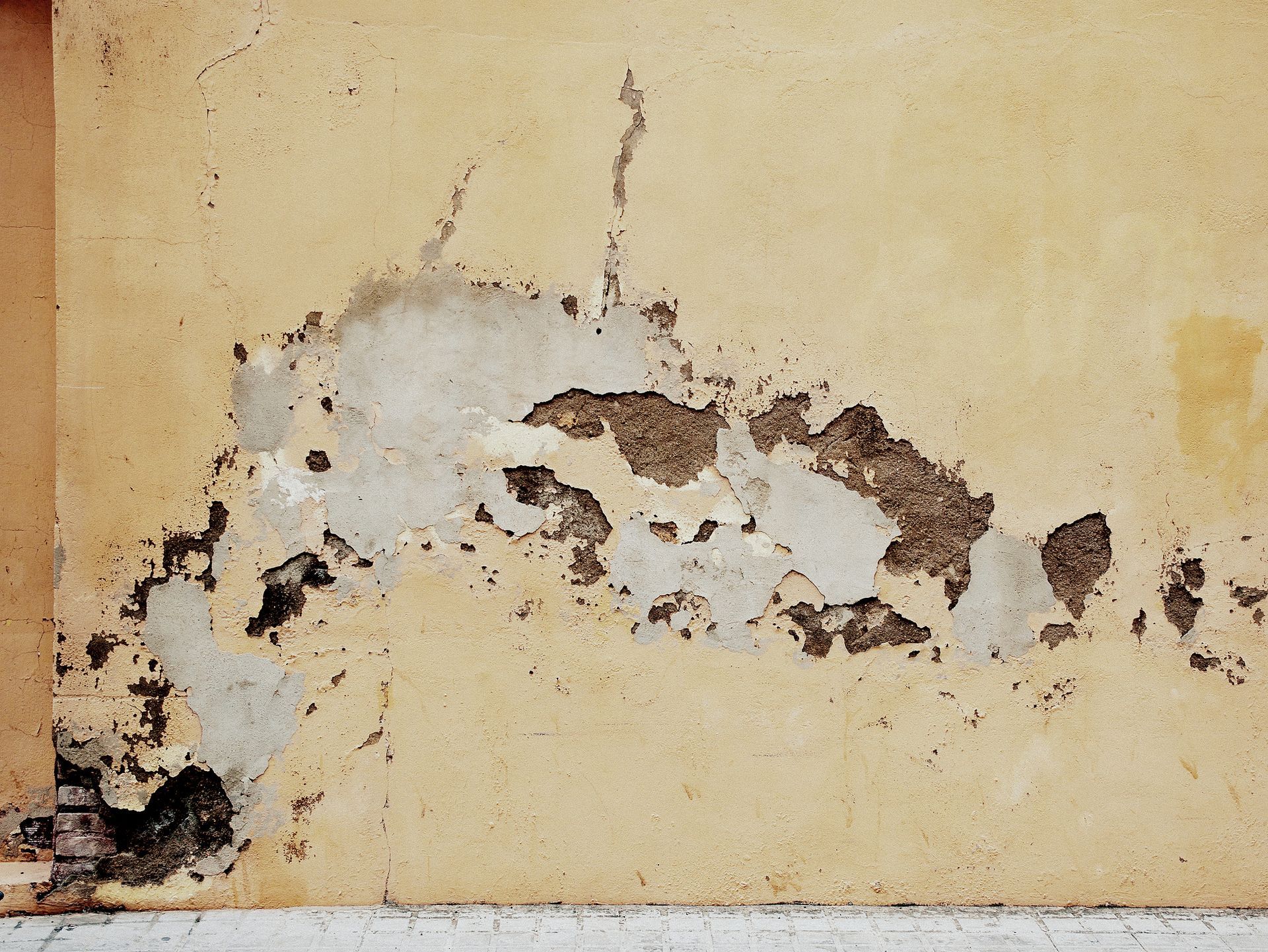 Un muro con molta vernice scrostata