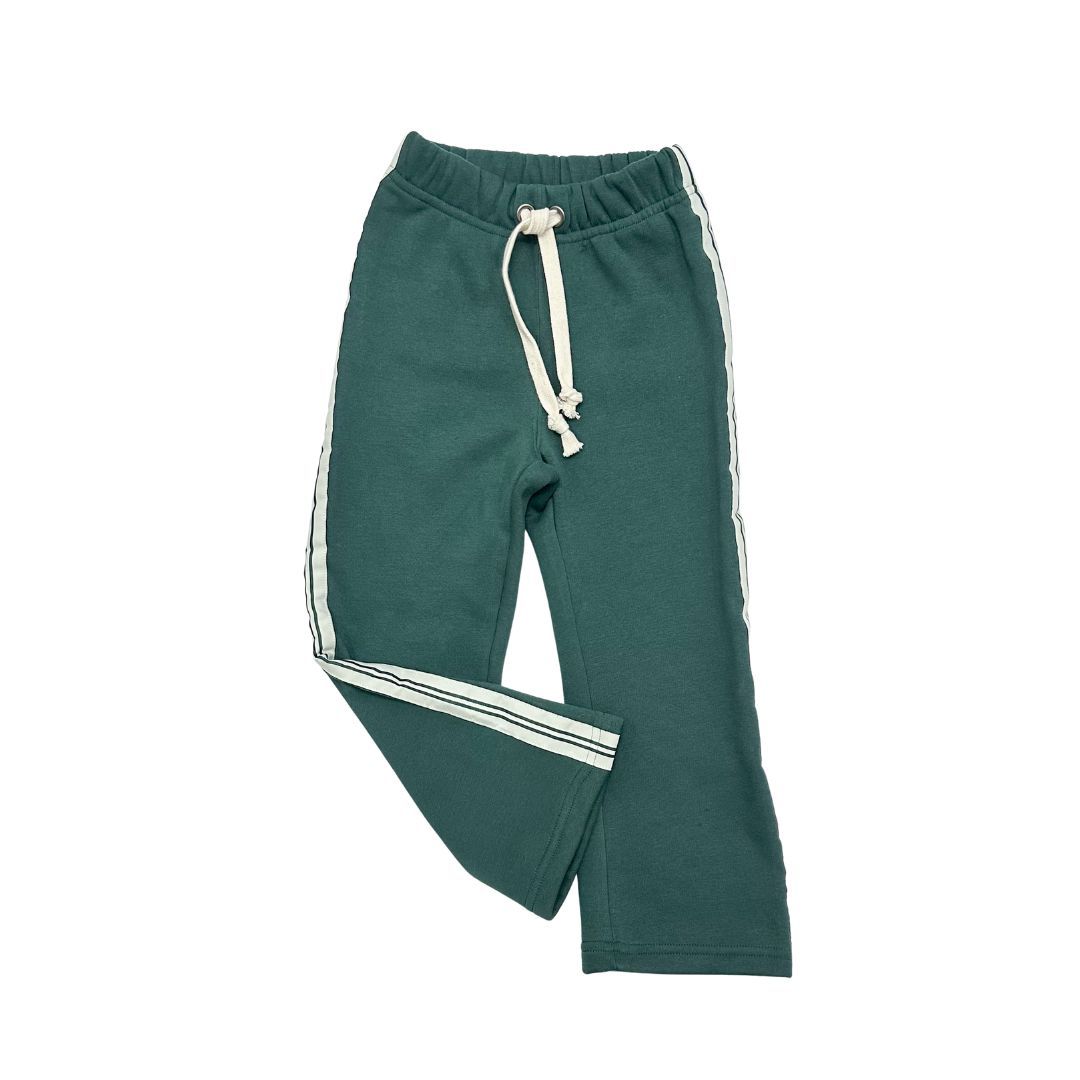 Pantalones verdes con cordón ajustable y rayas blancas en los laterales, con una pierna doblada para mostrar el puño.