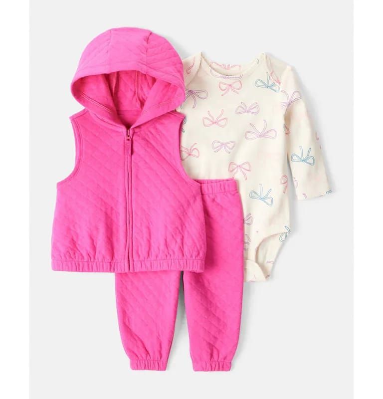 Conjunto de chaleco con capucha y pantalón rosa con un mono estampado de mariposas sobre fondo blanco.