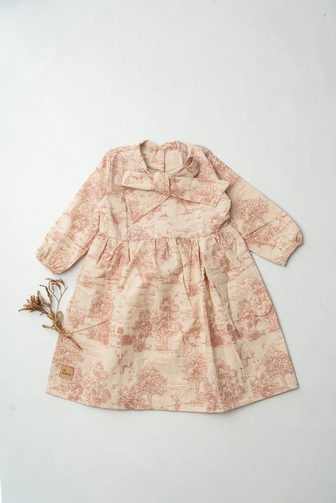 Vestido rosa de bebé con estampado floral, cuello y mangas con volantes