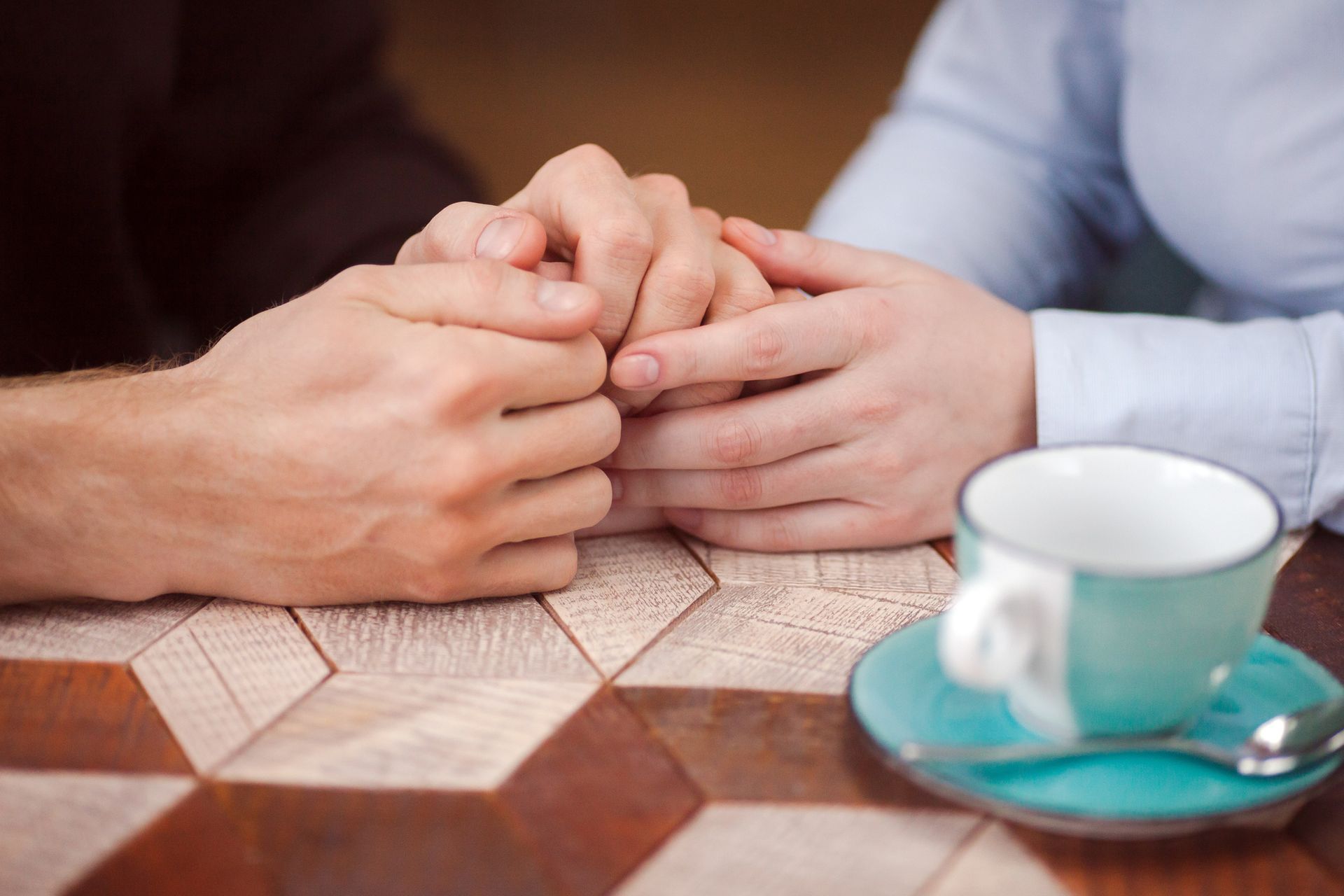 Koppel vindt steun bij elkaar tijdens coaching bij onvervulde kinderwens