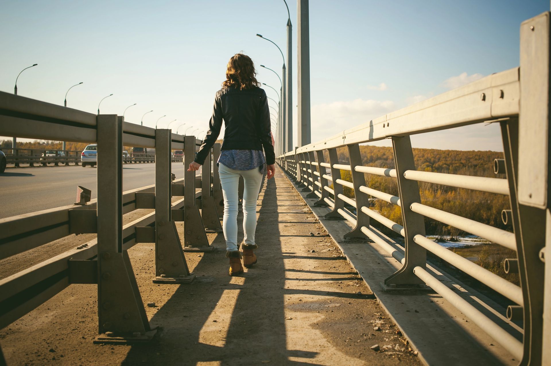 Symbolisch beeld van voeten op een brug, passend bij persoonlijke transformatie en het begin van een nieuw pad afleggen.