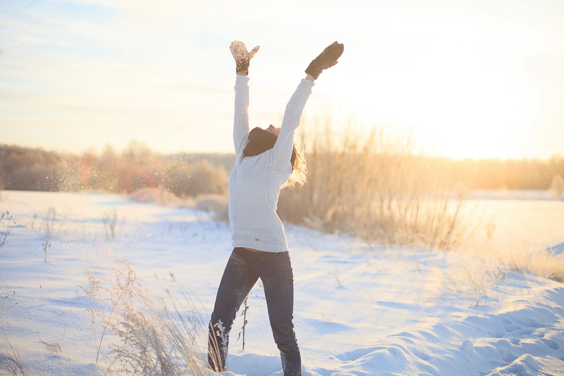 Vrolijke vrouw geniet van vrijheid en rust in de natuur na het loslaten van stress en verwachtingen