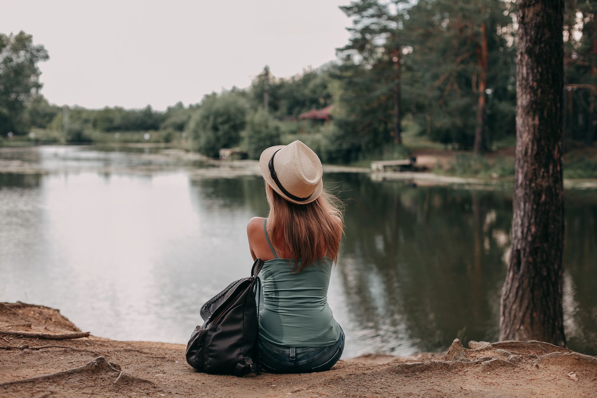 Vrouw rustig aan het water tijdens coaching tijdens coaching bij kinderwens traject