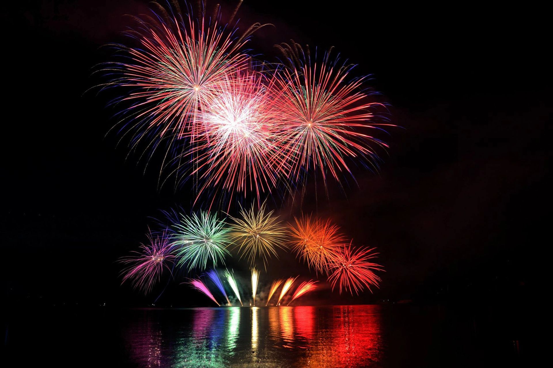 Vrolijke vrouw geniet van vrijheid en rust in de natuur na het loslaten van stress en verwachtingen