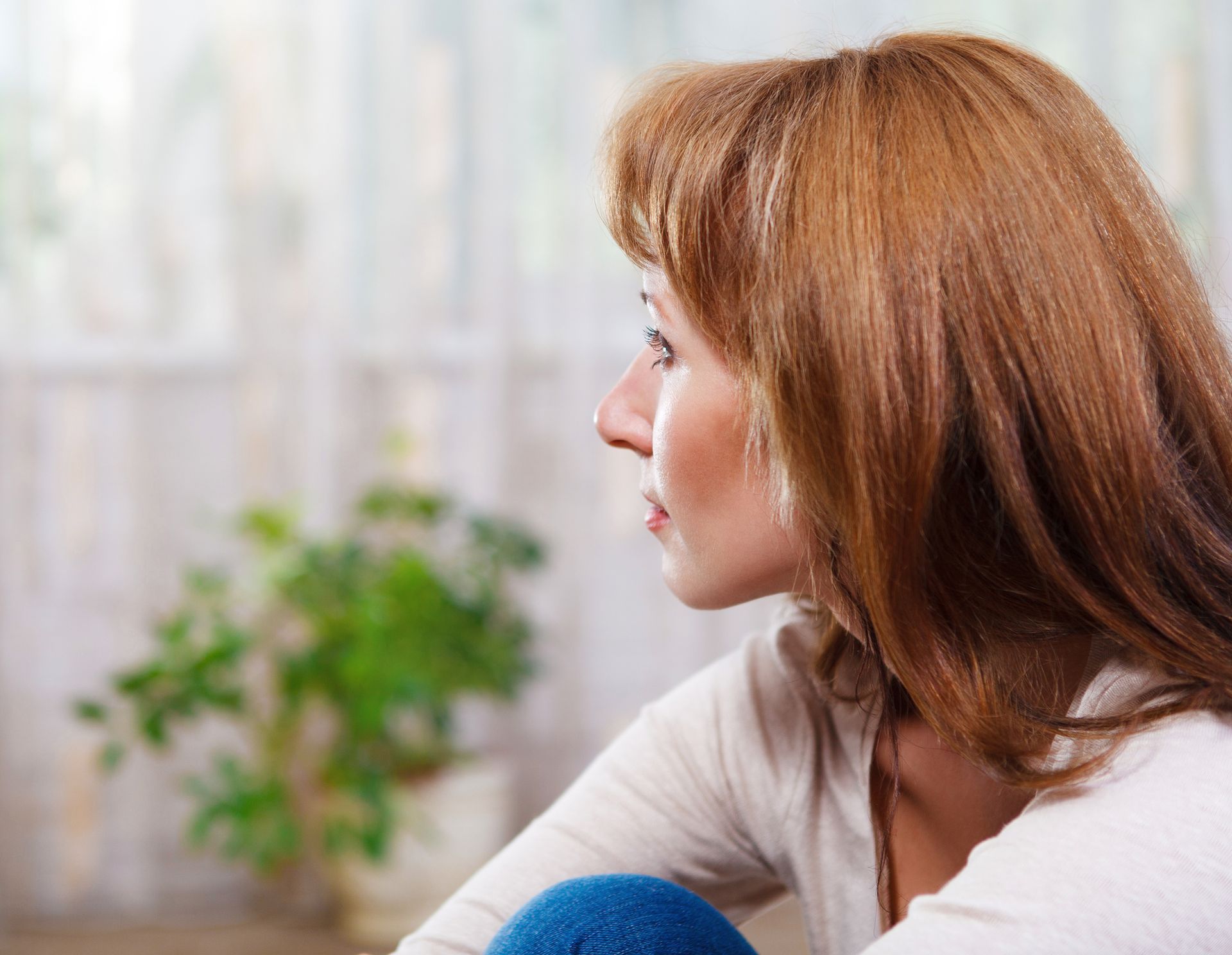 Hoogsensitieve jonge volwassene die rustig naar binnen keert.