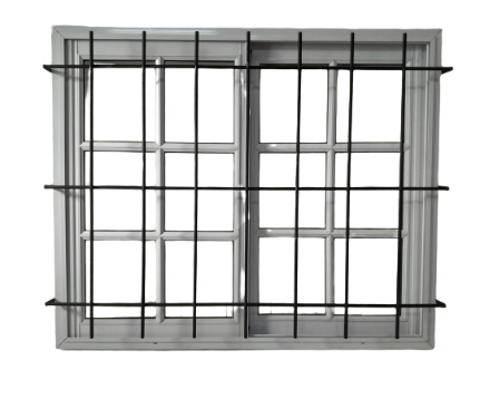 Un marco de ventana corrediza blanco cubierto por una jaula de seguridad metálica negra con diseño de rejilla.