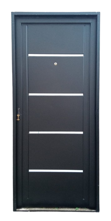 Una puerta de entrada moderna de metal gris oscuro con cuatro finas franjas metálicas horizontales y una mirilla centrada.