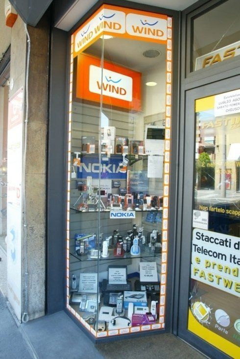 vetrina punto vendita telefonia