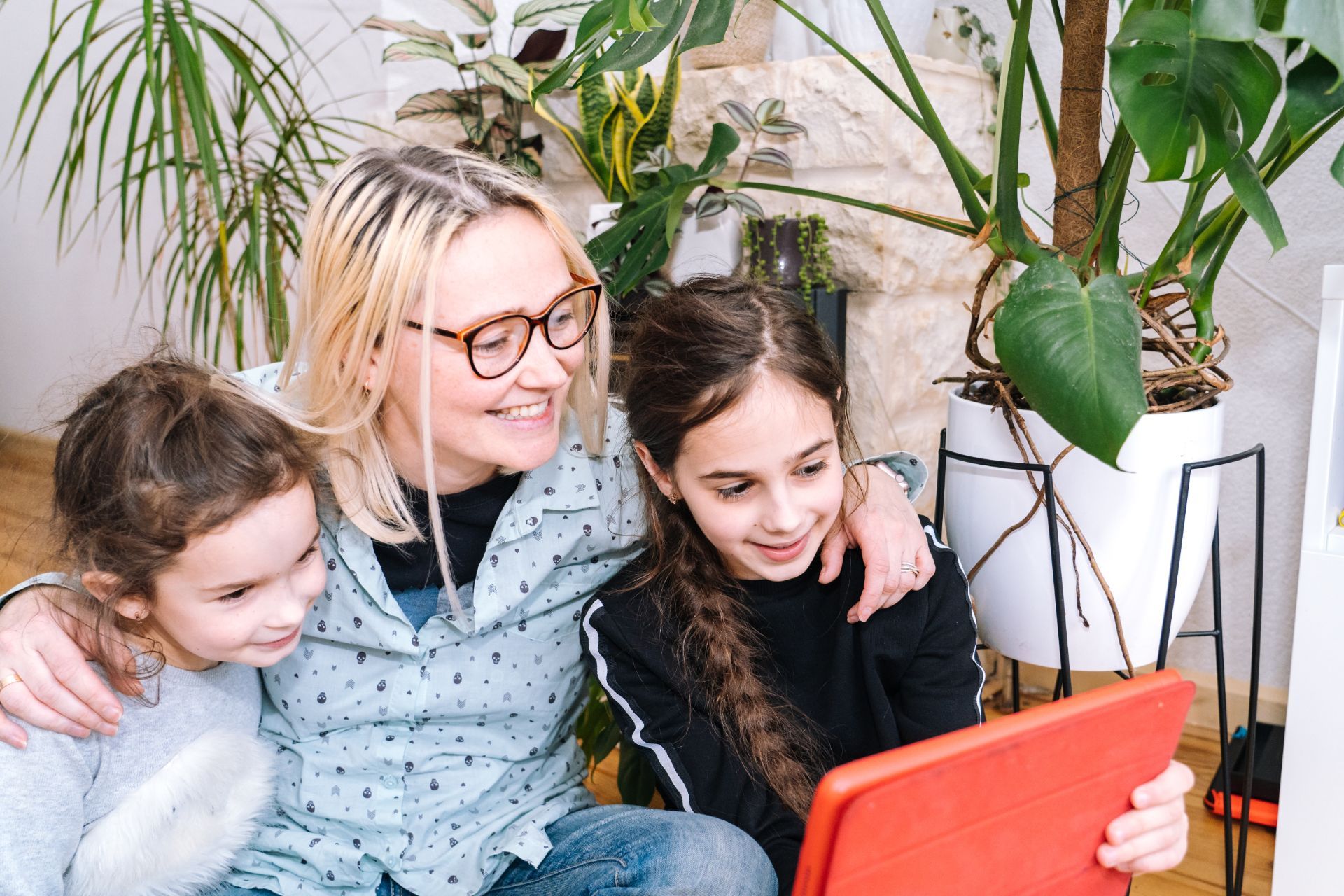famiglia felice mentre naviga da casa