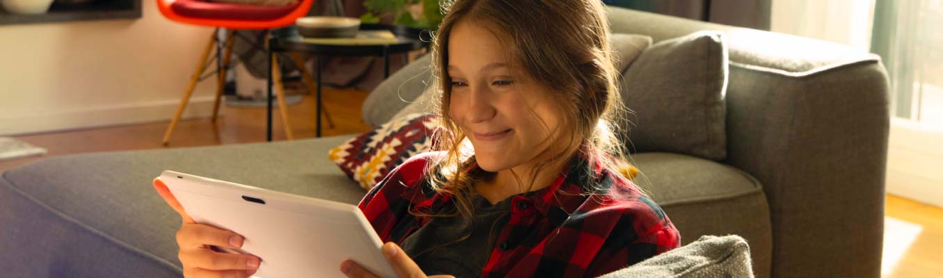 ragazza mentre naviga a casa dal suo tablet