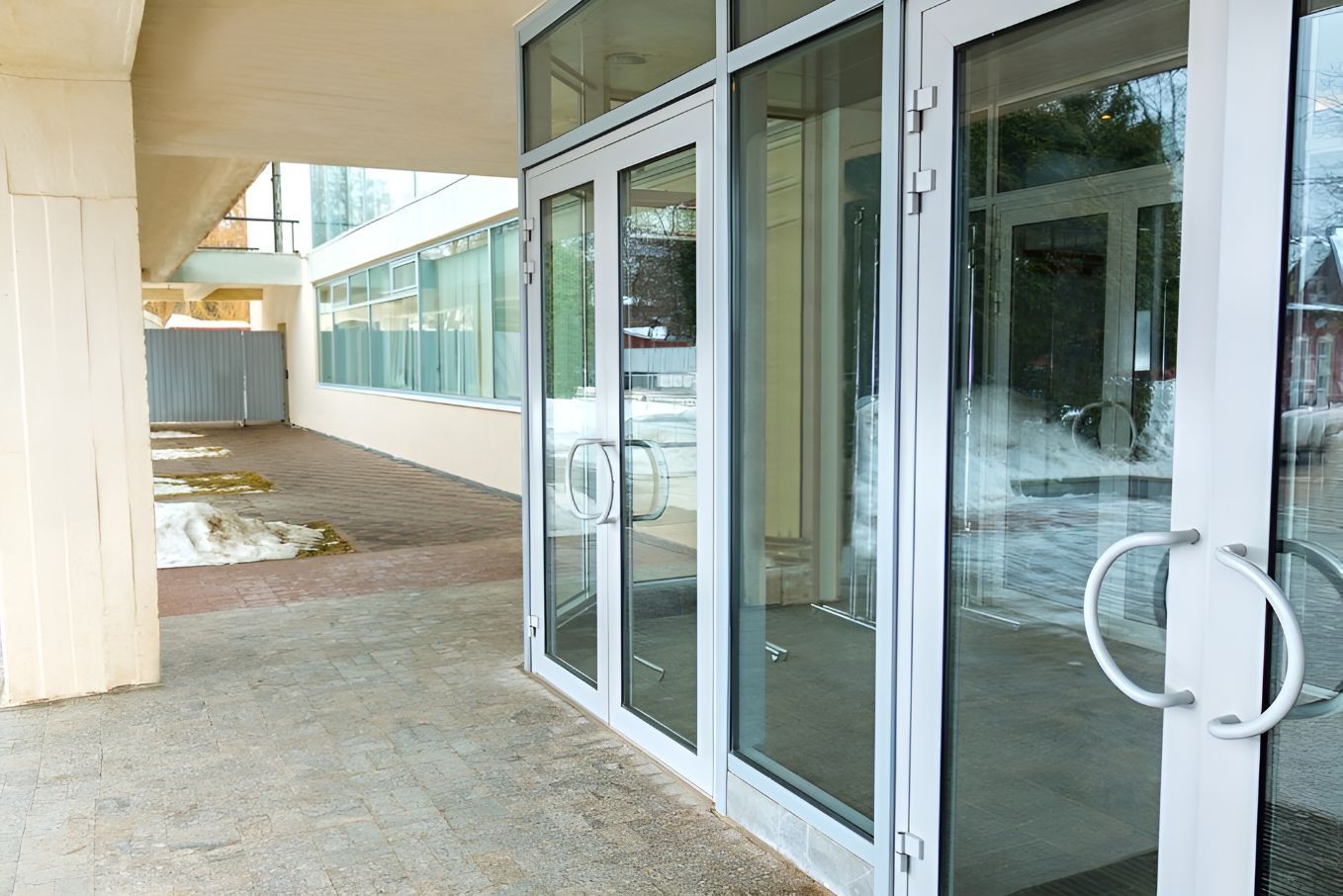 A Building With a Lot of Glass Doors and Windows  — Twin Cities Glass In Wodonga, NSW