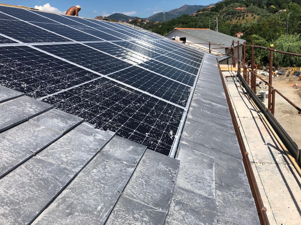 tetto di un azienda con pannelli solari