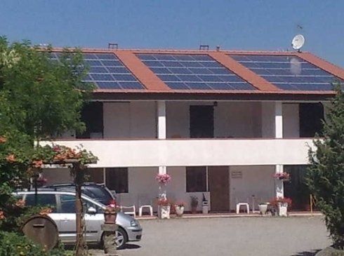 tetto finito con tegole e pannelli solari