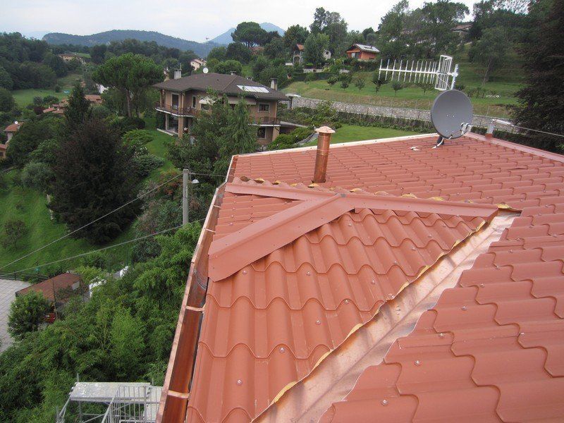 dettaglio copertura tetti con tegole