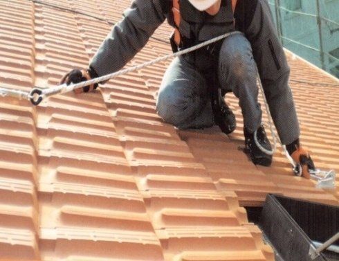 un operario si occupa dell'installazione delle linee vita