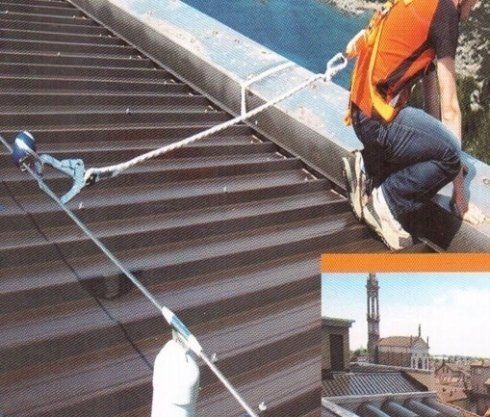 altro operario che installa delle linee vita