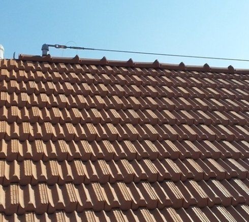 dettaglio di un tetto con linee vita installate