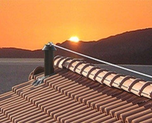 tetto con tramonto sullo sfondo