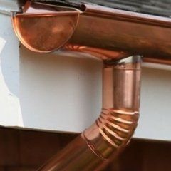 tubo in rame per grondaia di un tetto