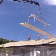 copertura di un tetto con materiale isolante