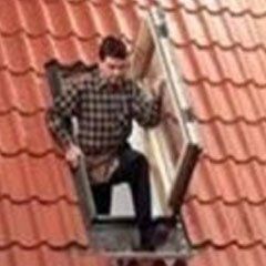 Operario istalla un lucernario