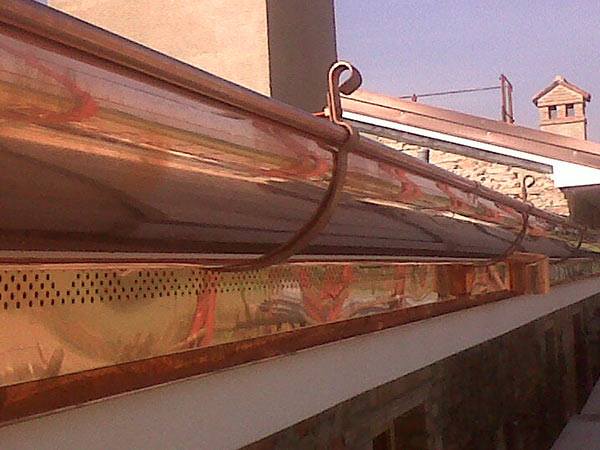 Una grondaia di rame è attaccata al lato di un edificio