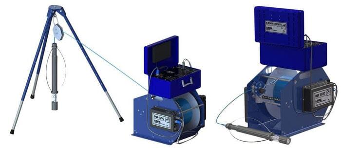 Equipo de ensayos geotécnicos de color azul: trípode, unidades de control y cilindro.