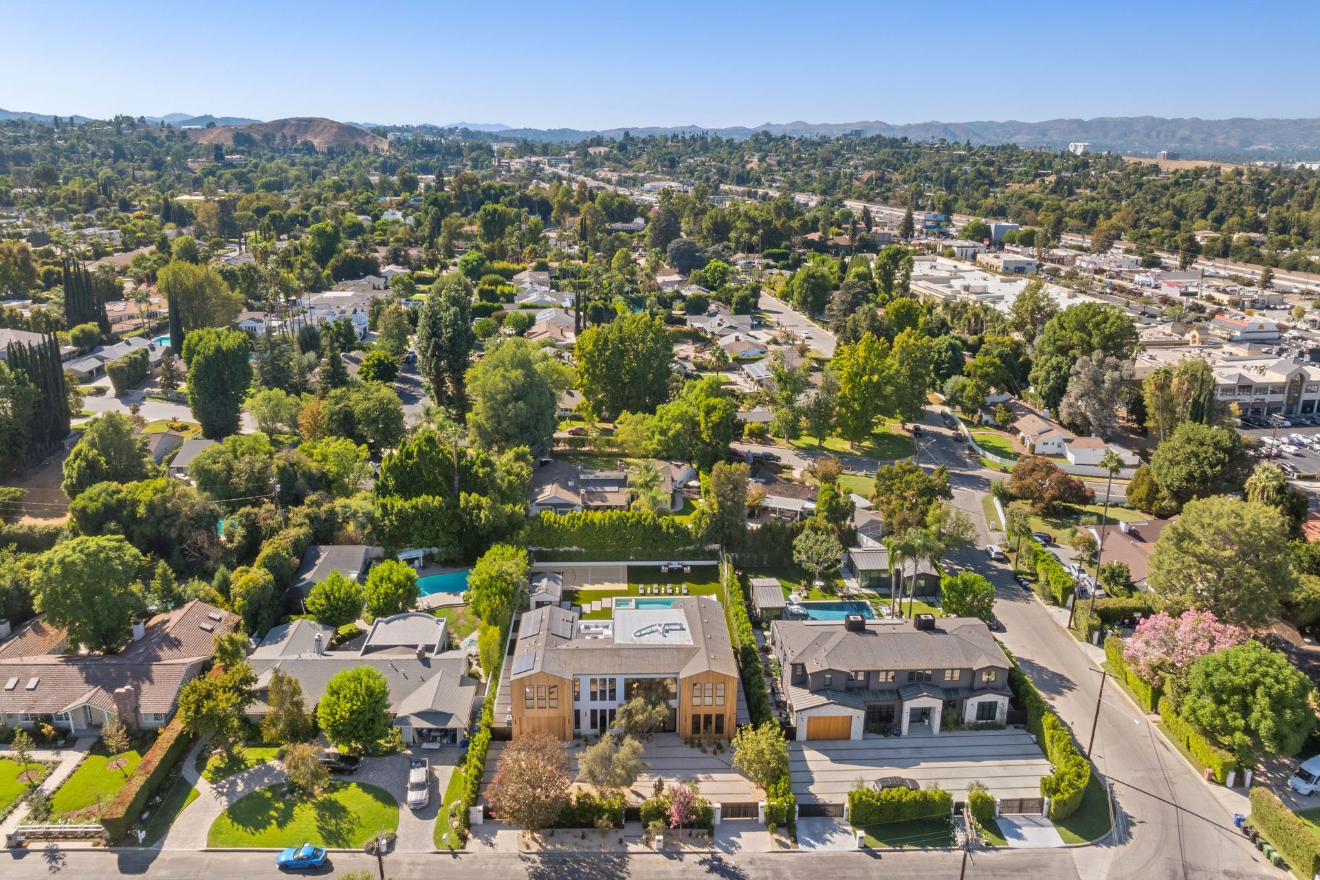 Aerial view of luxury real estate and homes in Santa Clarita.
