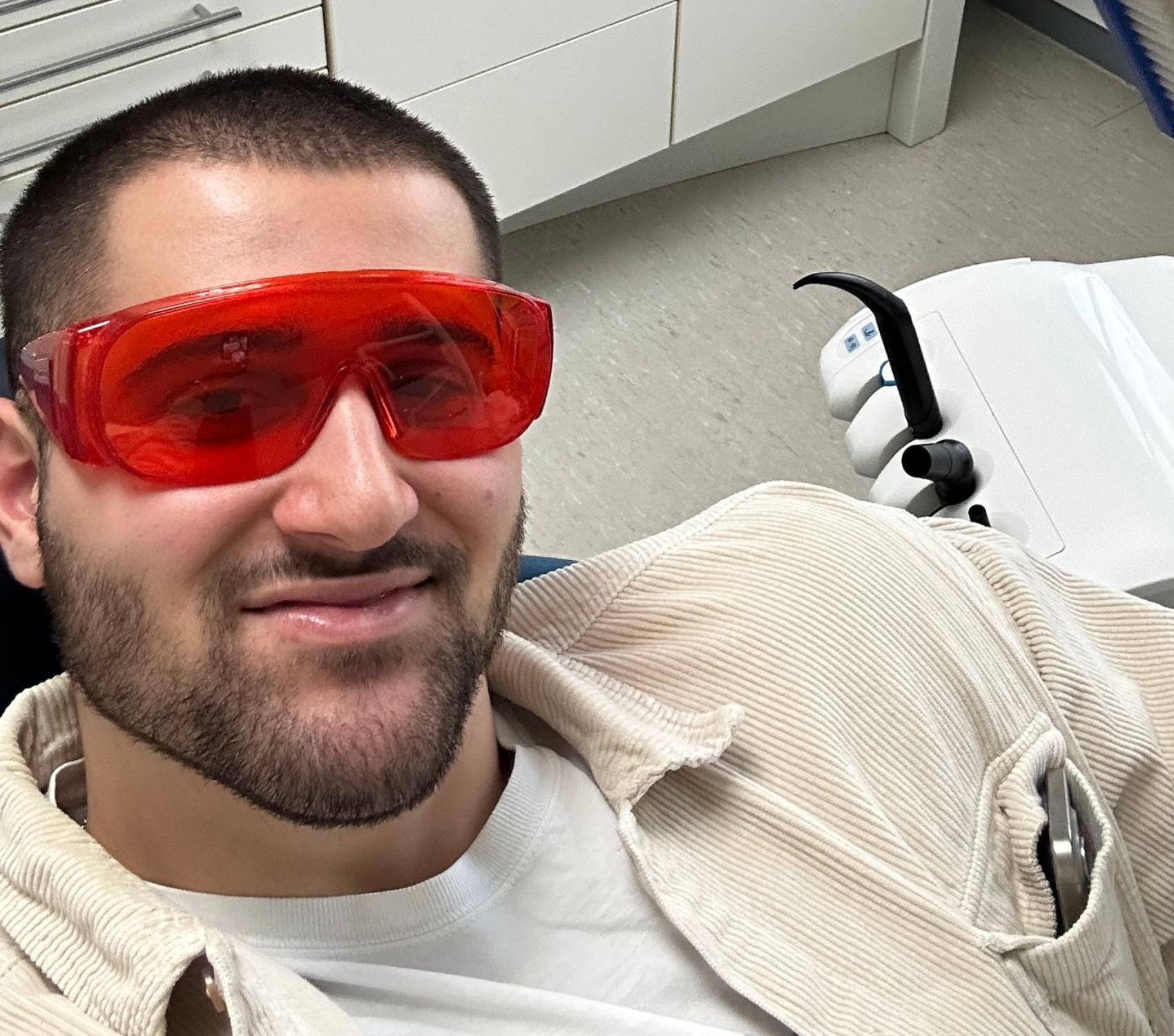 Marko Dejanovic in der Zahnarztpraxis