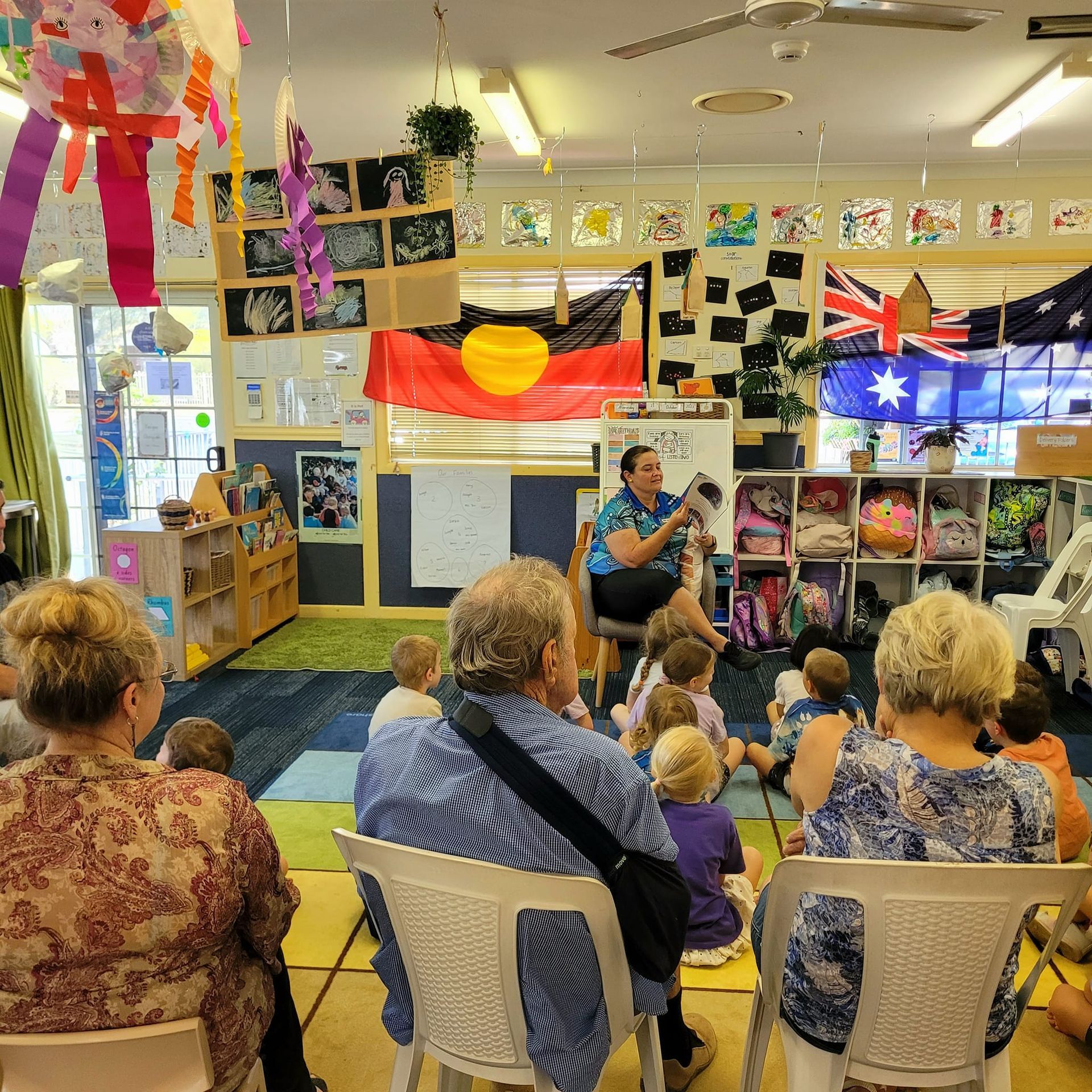 A group of people are sitting in chairs in a classroom