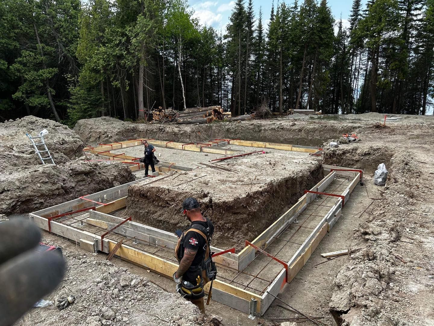 Un homme se tient au milieu d'un chantier de construction.