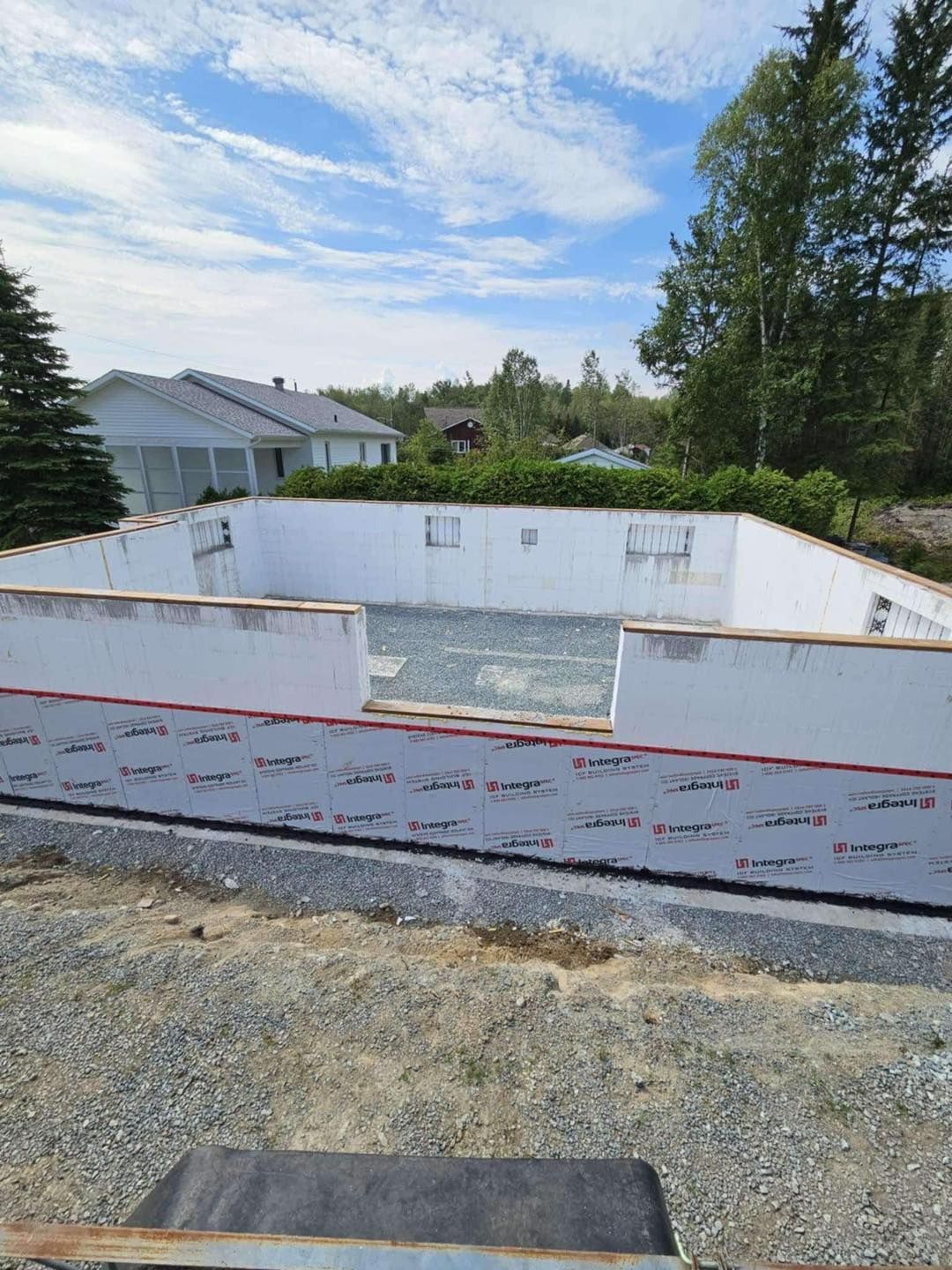 Une piscine est en cours de construction dans l'arrière-cour d'une maison.