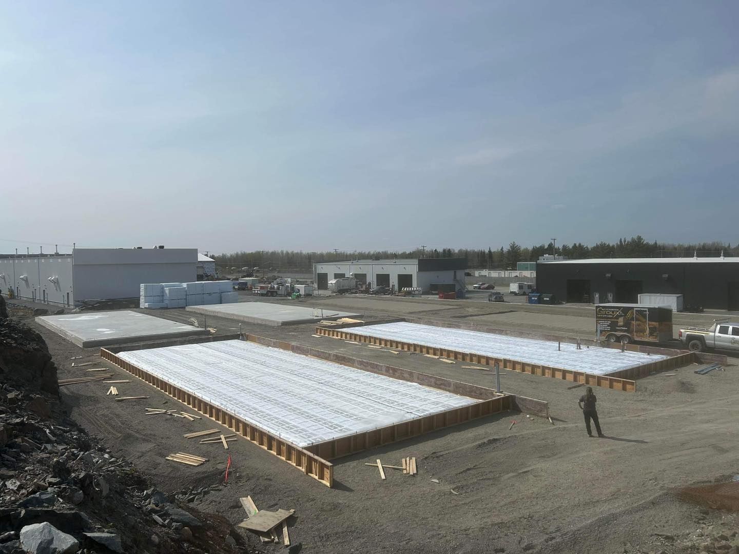 Un grand chantier avec beaucoup de fondations en béton.