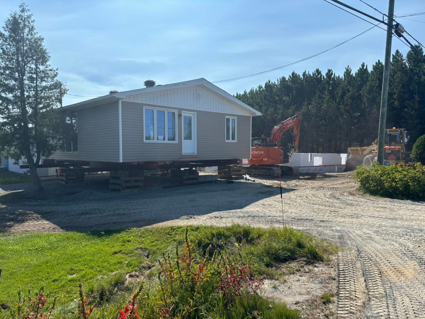 Une maison est déplacée sur un chemin de terre.