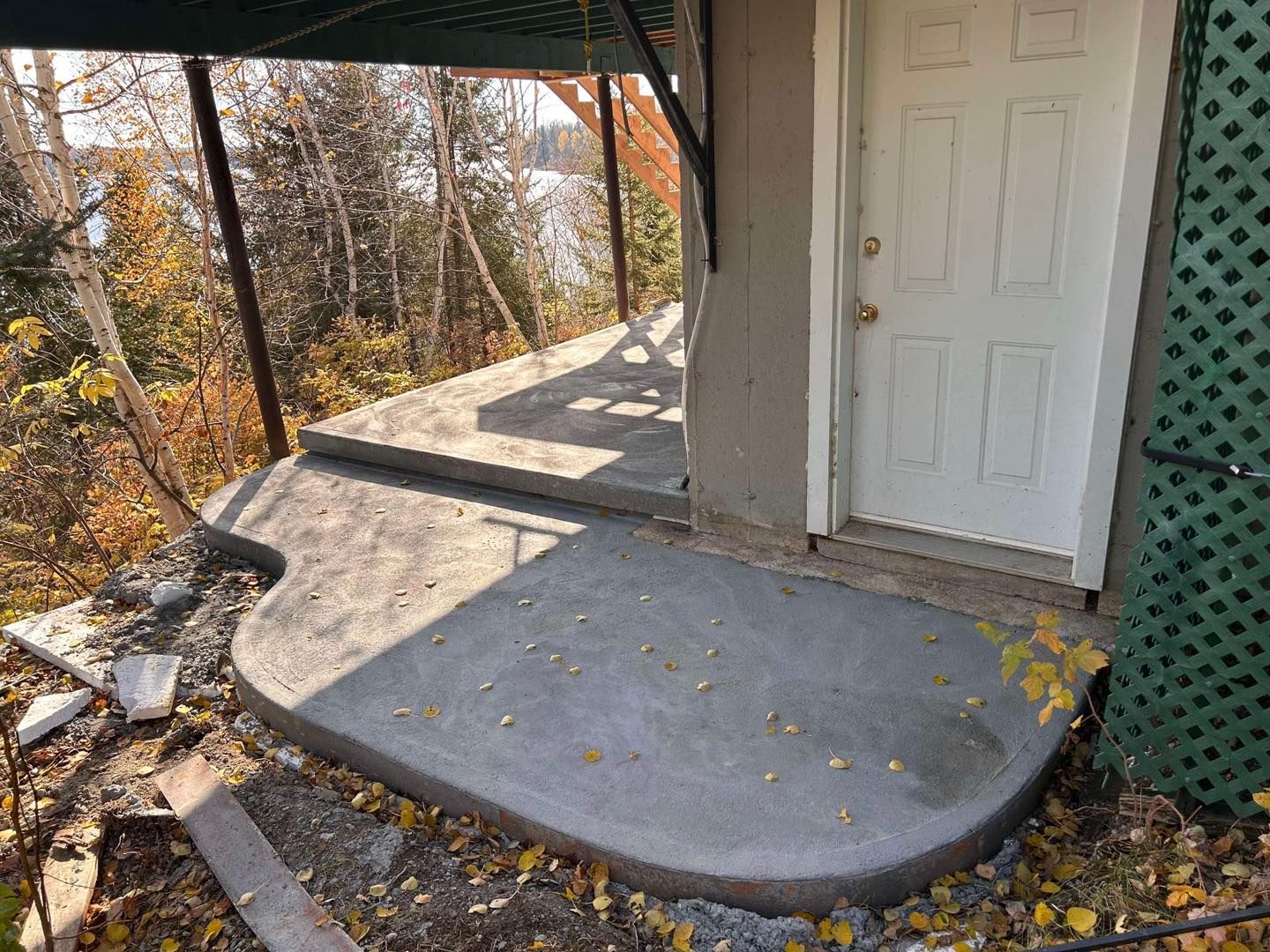 Une passerelle en béton est en cours de construction devant une maison.