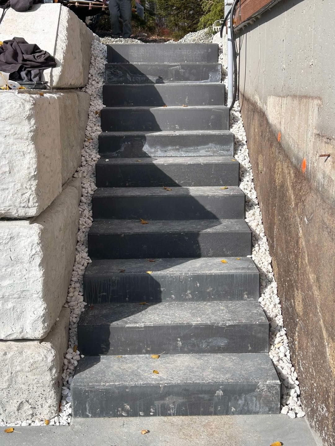 Un ensemble d'escaliers menant à un mur de pierre.