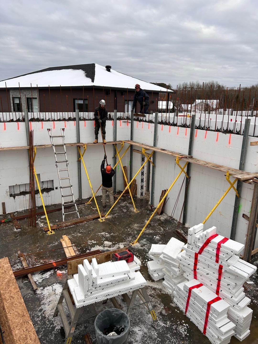 Un groupe de personnes travaille sur un bâtiment en construction.