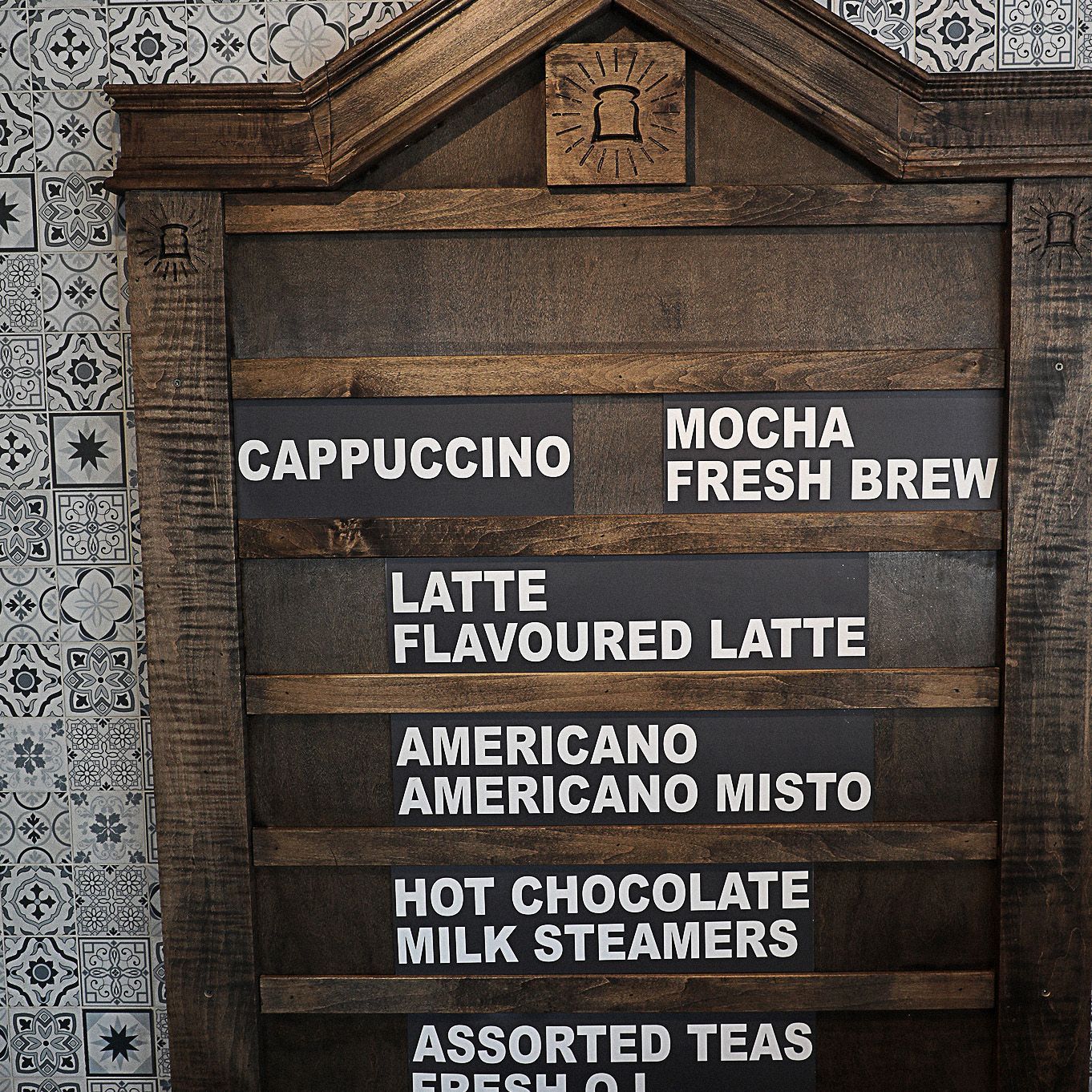 A sign that says cappuccino on it