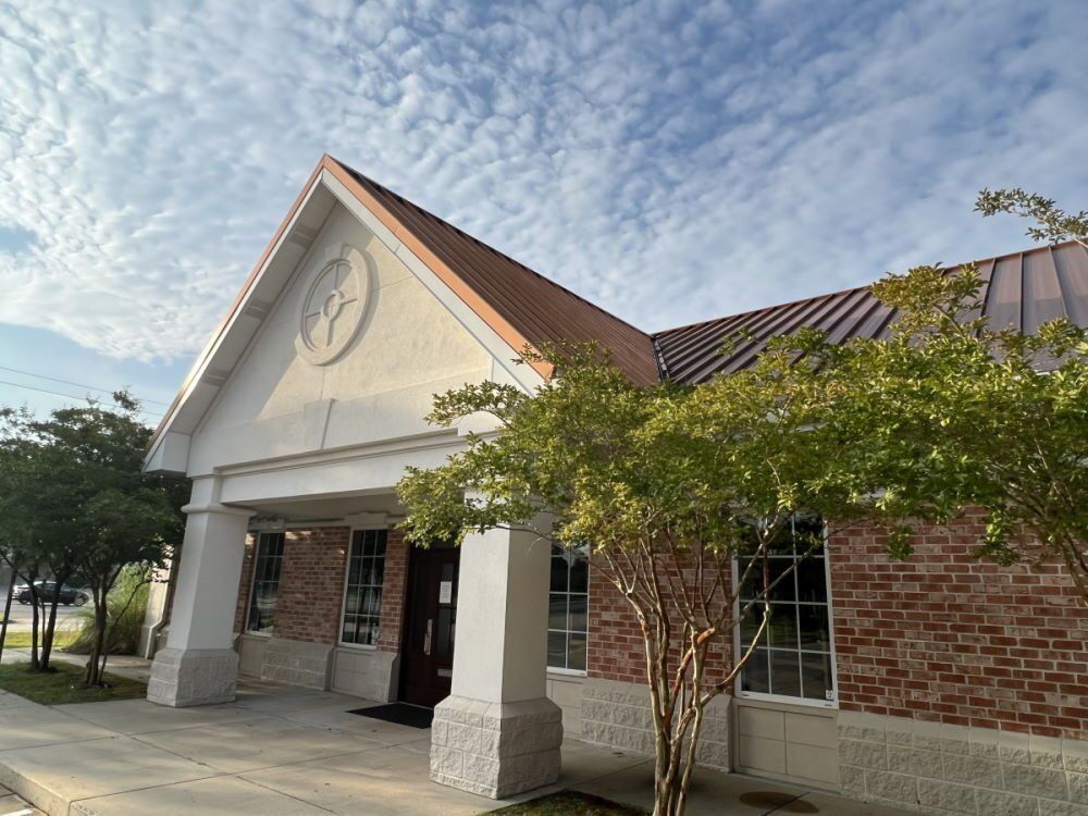 A photograph of a beatuiful new metal Roof installation completed in Mobile, Alabama