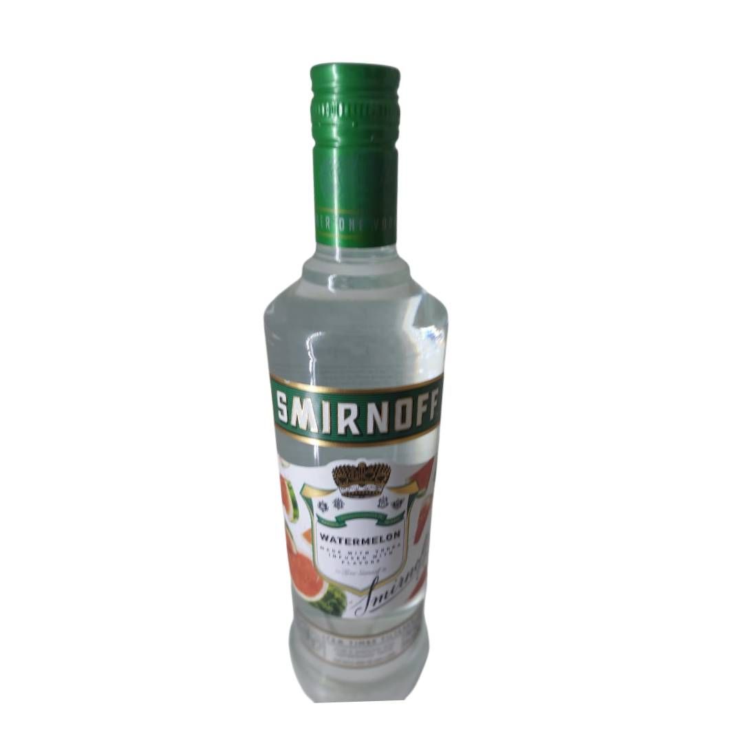 Botella de vodka Smirnoff con tapón rojo y etiqueta sobre fondo blanco.
