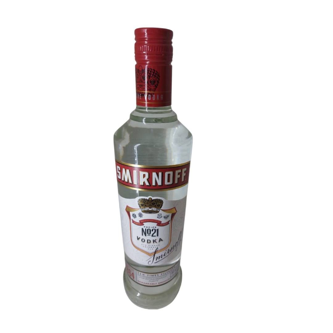 Botella de vodka Smirnoff con tapón rojo y etiqueta sobre fondo blanco.