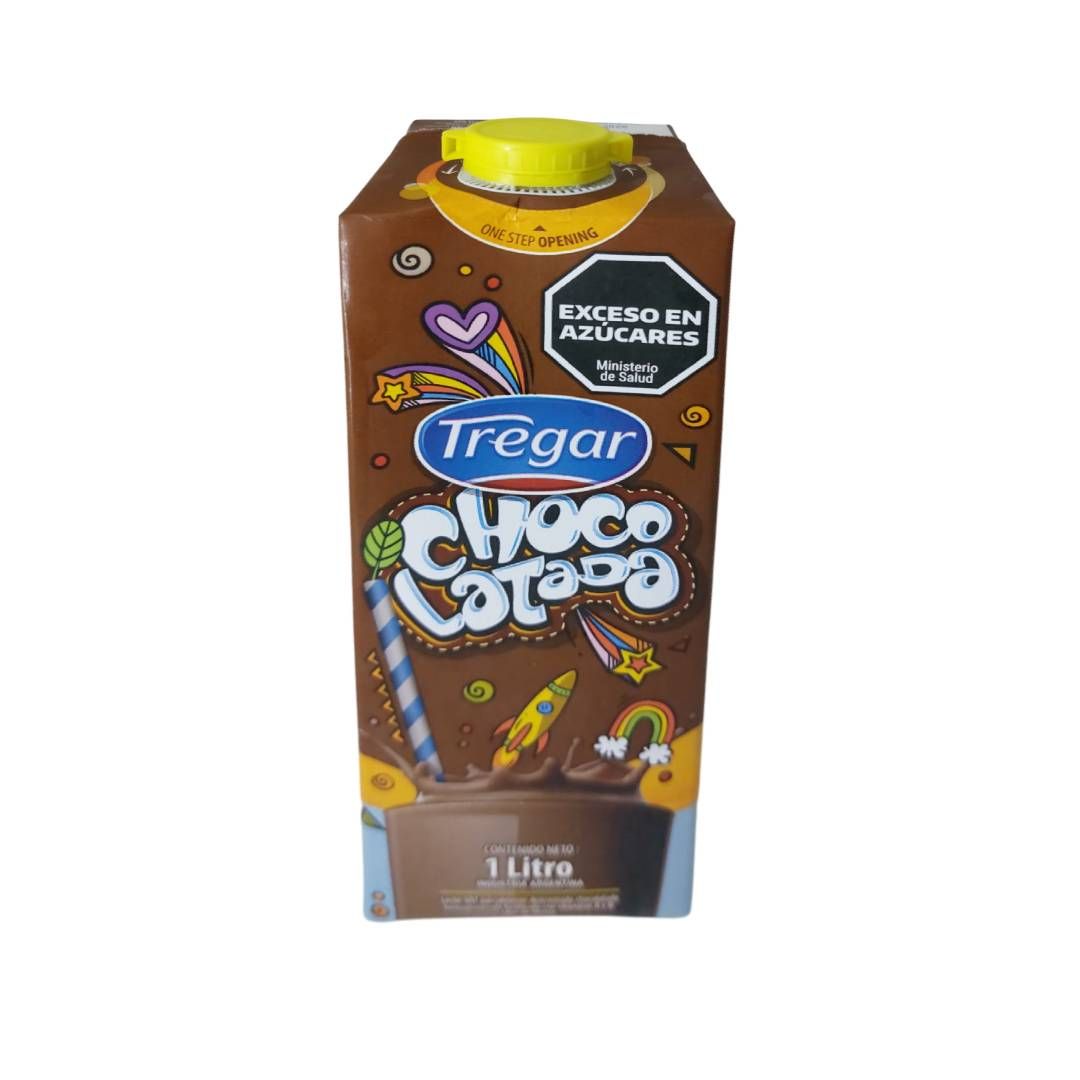 Cartón de leche chocolatada Trega, de un litro, con gráficos coloridos y tapón amarillo.