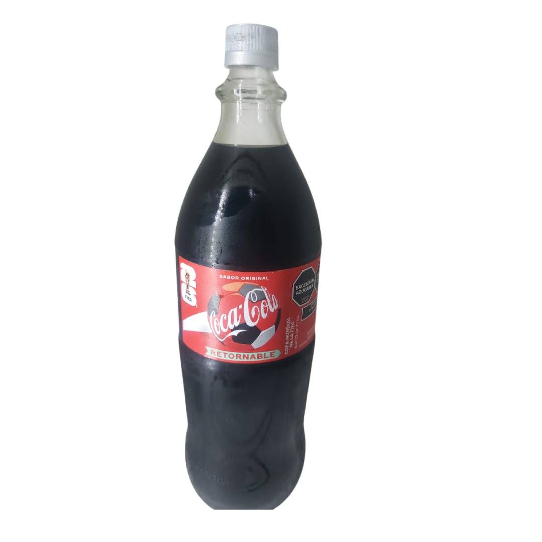 Botella de refresco Coca-Cola con etiqueta roja y tapón blanco, sobre fondo blanco.