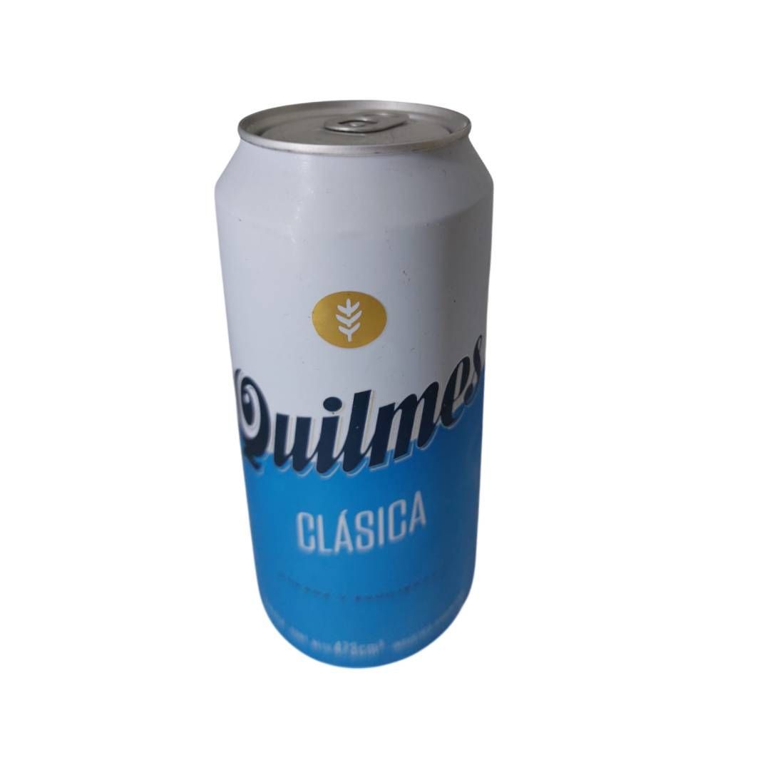 Lata de cerveza Quilmes Clásica, color blanco y azul, con el símbolo del trigo y el nombre de la marca.